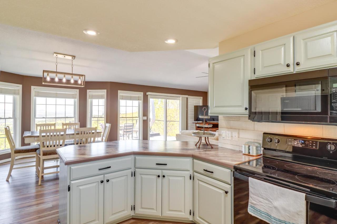 Charming Edgemont Home With Deck And Lake Views! Fairfield Bay Eksteriør billede